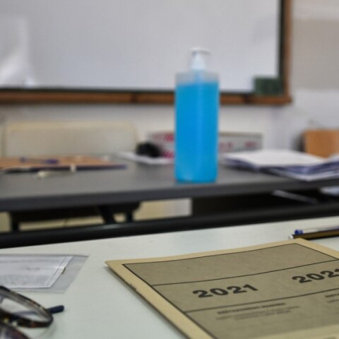 Φάκελος με θέματα Πανελλαδικών εξετάσεων πάνω σε θρανία©Eurokinissi/ILIALIVE.GR ΓΙΑΝΝΗΣ ΣΠΥΡΟΥΝΗΣ