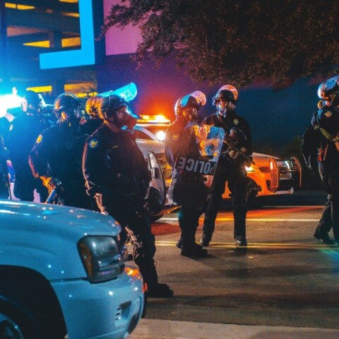 Μαζεμένοι αστυνομικοί σε περιοχή της Αμερικής©Unspalsh/AJ Colores