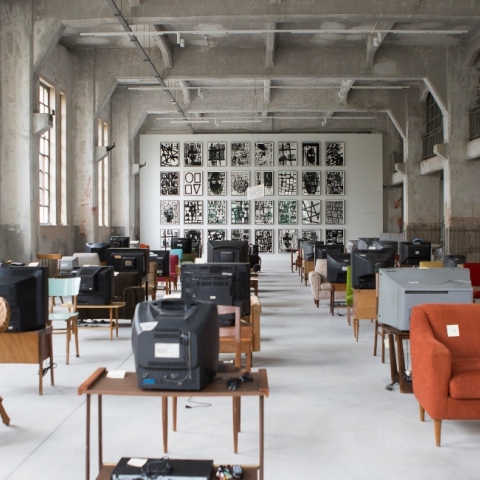 Εγκατάσταση του Kutluğ Ataman από την έκθεση Portals | Πύλη του ΝΕΟΝ στο πρώην Δημόσιο Καπνεργοστάσιο