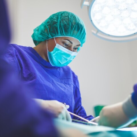 Χειρουργός που κάνει επέμβαση©Unsplash/ Artur Tumasjan