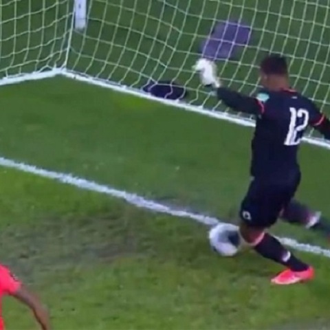 Aπίστευτο αυτογκόλ από τον τερματοφύλακα της Αϊτής
