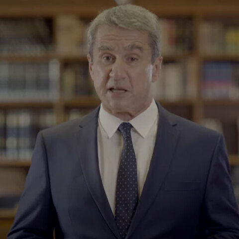 Ανδρέας Λοβέρδος - Με Carmina Burana και συχνές αναφορές στο ΠΑΣΟΚ, ανακοίνωσε ότι διεκδικεί την ηγεσία του ΚΙΝΑΛ