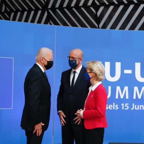 Ο Πρόδρος των ΗΠΑ Τζο Μπάιντεντον πρόεδρο του Ευρωπαϊκού Συμβουλίου Σαρλ Μισέλ, εκπρόσωπο των 27, και την πρόεδρο της Ευρωπαϊκής Επιτροπής Ούρσουλα φον ντερ Λάιεν©EUROKINISSI/POOL PHOTO/ European Union