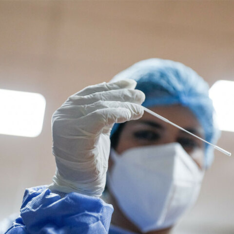 Υγειονομικός του ΕΟΔΥ πραγματοποιεί self test για τον κορωνοϊό (ΦΩΤΟ ΑΡΧΕΙΟΥ) - Σε πέντε περιοχές στην Ελλάδα ο δείκτης θετικότητας είναι 0%