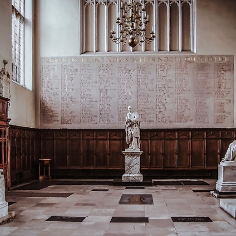 Αγάλματα σε πανεπιστήμιο της Βρετανίας