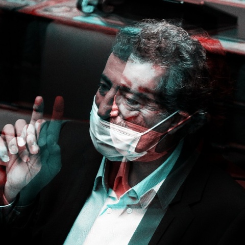 Ο Παύλος Πολάκης στα έδρανα της Βουλής υψώνει το δάχτυλό του