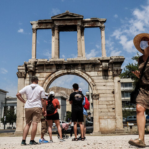 Τουρίστες στην Αθήνα - Ο ΕΟΔΥ ανακοίνωσε την Τετάρτη 16 Ιουνίου 2021 τα νέα κρούσματα κορωνοϊού στην Ελλάδα