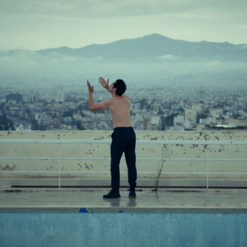 Στιγμιότυπο από την ταινία του Μπάμπη Μακρίδη «Όρνιθες (Ή πως να γίνεις πουλί)»