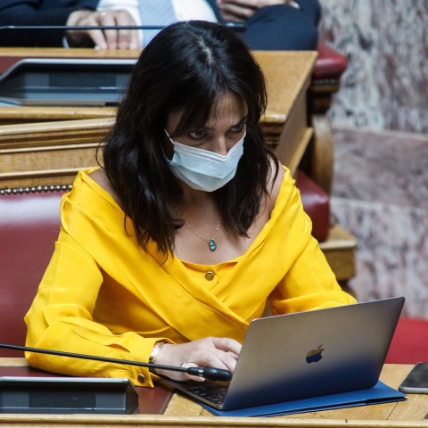 Η Δόμνα Μιχαηλίδου στα υπουργικά έδρανα της Βουλής με μάσκα και laptop