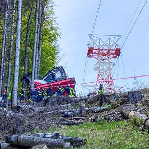 Σωστικά συνεργεία στο σημείο όπου έπεσε το τελεφερίκ στη λίμνη Ματζιόρε της Ιταλίας 