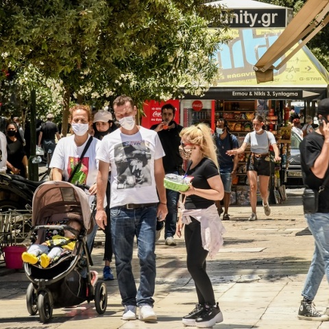 Πολίτες με μάσκα στο κέντρο της Αθήνας