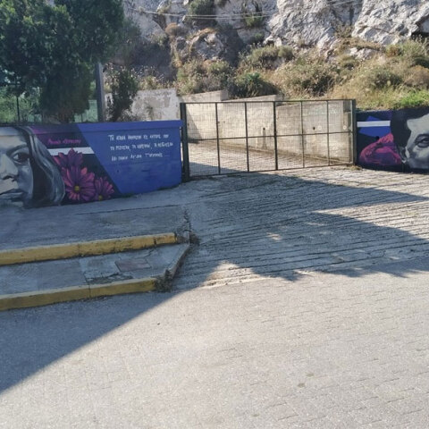 Τα πορτραίτα της Μελίνας Μερκούρη και του Μίνου Βολανάκη στην είσοδο του Θεάτρου Βράχων στον Βύρωνα διά χειρός του graffity artist Πλάτωνα