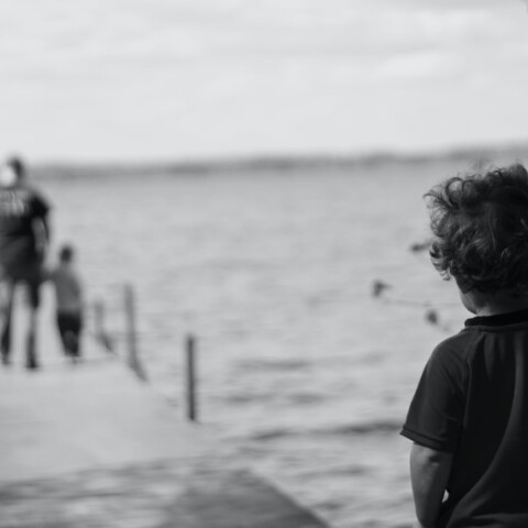 Παιδί που κοιτάει έναν μπαμπά με το αγοράκι του©Unsplash/Katherine Chase