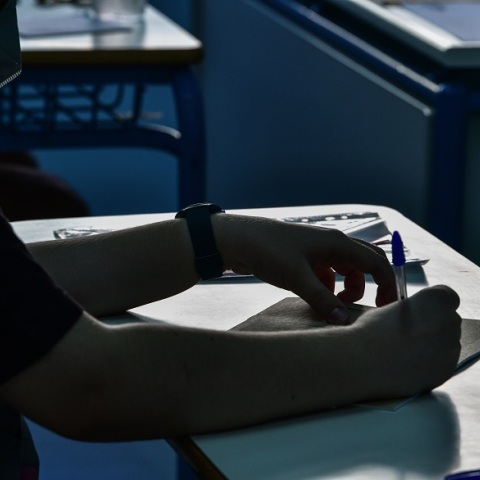 Πανελλήνιες 2021: Υποψήφιος γράφει στο τετράδιο του