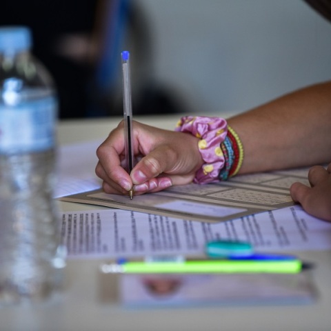 Πανελλήνιες 2021: Υποψήφιοι συμπληρώνουν τα στοιχεία τους στο τετράδιο 