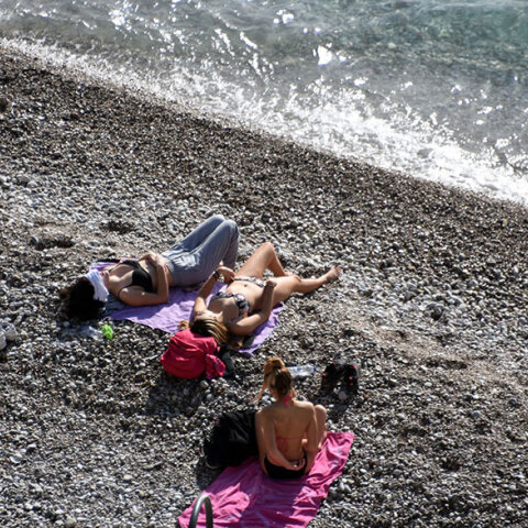 Λουόμενες σε παραλία (ΦΩΤΟ ΑΡΧΕΙΟΥ) - Στην Αττική υπάρχουν παραλίες για εκδρομές το τριήμερο του Αγίου Πνεύματος