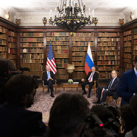 Στιγμιότυπο από τη συνάντηση του Τζο Μπάιντεν με τον Βλαντίμιρ Πούτιν στη Γενεύη