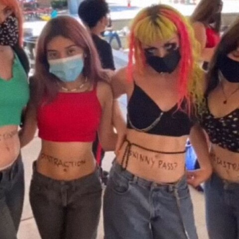 Μαθήτριες με κοντές μπλούζες και συνθήματα κατά του σεξιστικού ενδυματολογικό κώδικα γραμμένα στην κοιλιά τους©TikTok