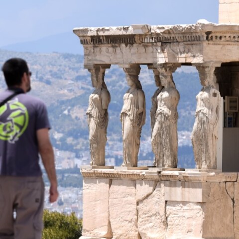 Φωτογραφία από την Ακρόπολη - Ένα ζευγάρι κοιτάζει τις Καρυάτιδες©ΑΝΤΩΝΗΣ ΝΙΚΟΛΟΠΟΥΛΟΣ/EUROKINISSI