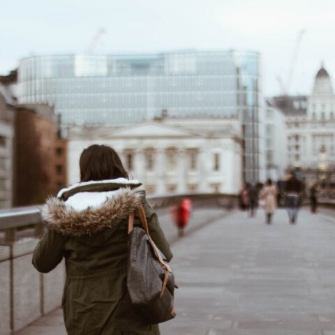 Μια κοπέλα περπατάει στη γέφυρα του Λονδίνου©Unsplash/ Sincerely Media