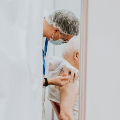 Ηλικιωμένος άντρας εμβολιάζεται©Unsplash/ Mat Napo 