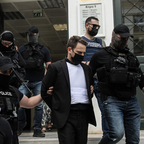 Ο 33χρονος συζυγοκτόνος, Μπάμπης Αναγνωστόπουλος, που σκότωσε την Καρολάιν Κράουτς, στα δικαστήρια Ευελπίδων - Πήρε προθεσμία να απολογηθεί για το έγκλημα στα Γλυκά Νερά την Τρίτη 22 Ιουνίου 2021