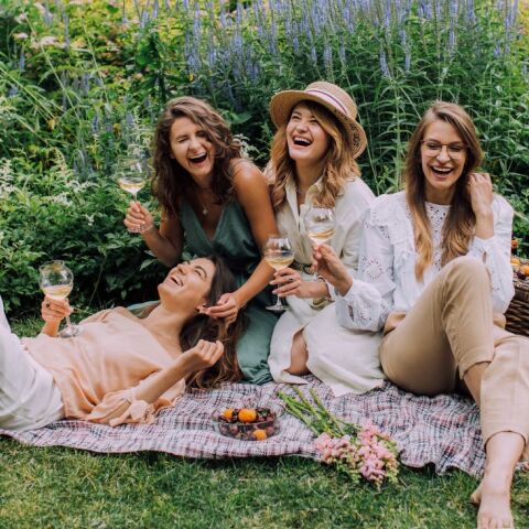 5 ροζέ και λευκά κρασιά που πίνονται ευχάριστα το καλοκαίρι