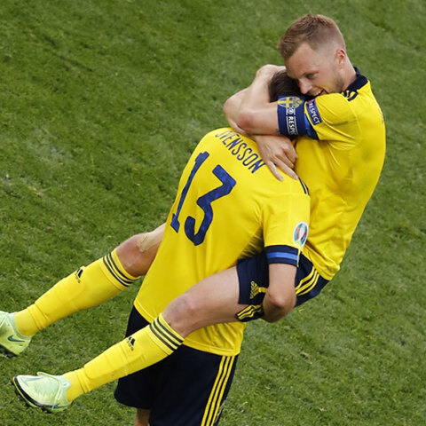 Παίκτες της Σουηδίας πανηγυρίζουν τη νίκη κόντρα στη Σλοβακία για τη 2η αγωνιστική του Euro 2020