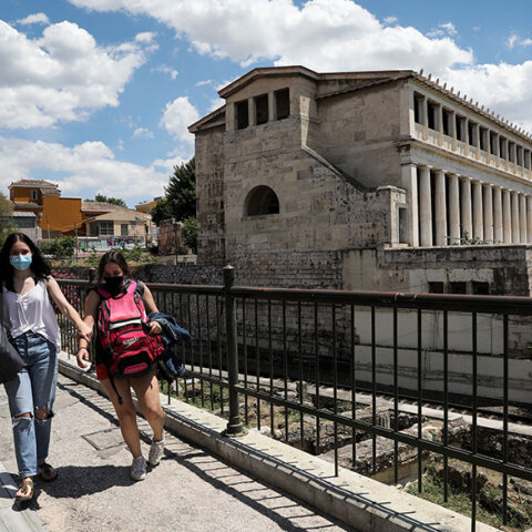 Κοπέλες με μάσκα για τον κορωνοϊό έξω από την Αρχαία Αγορά - Ο ΕΟΔΥ ανακοίνωσε την Παρασκευή 18 Ιουνίου 2021 τα νέα κρούσματα κορωνοϊού στην Ελλάδα
