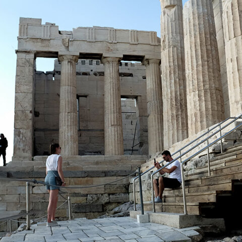 Επισκέπτες στην Ακρόπολη (ΦΩΤΟ ΑΡΧΕΙΟΥ) - Ο ΕΟΔΥ ανακοίνωσε τις περιοχές όπου εντοπίστηκαν τα 394 νέα κρούσματα κορωνοϊού στην Ελλάδα το Σάββατο 19 Ιουνίου 2021