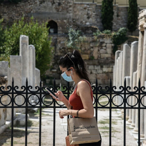 Κοπέλα με μάσκα για τον κορωνοϊό (ΦΩΤΟ ΑΡΧΕΙΟΥ)