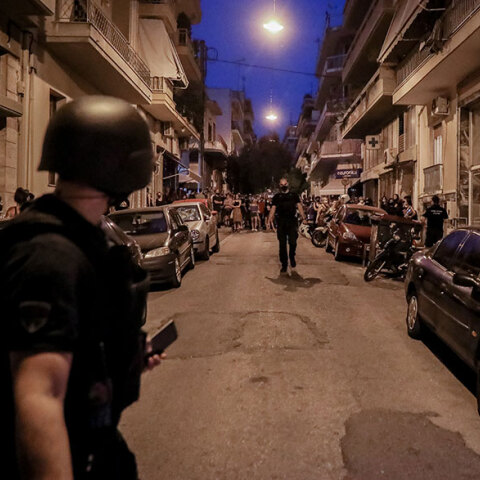 Αστυνομικοί στα Κάτω Πετράλωνα μετά την καταγγελία για βιασμό που έκανε εργαζόμενη σε σπίτι