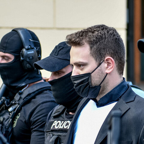 Ο 33χρονος πιλότος οδηγείται στον εισαγγελέα μετά την ομολογία του ότι αυτός σκότωσε τη σύζυγό του, Καρολάιν, στο σπίτι τους στα Γλυκά Νερά