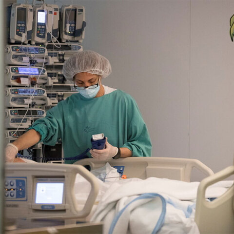 Υγειονομικός σε ΜΕΘ για ασθενείς με κορωνοϊό - Νέα έρευνα για τα συμπτώματα που επιμένουν και πώς πρέπει να αντιμετωπίζονται