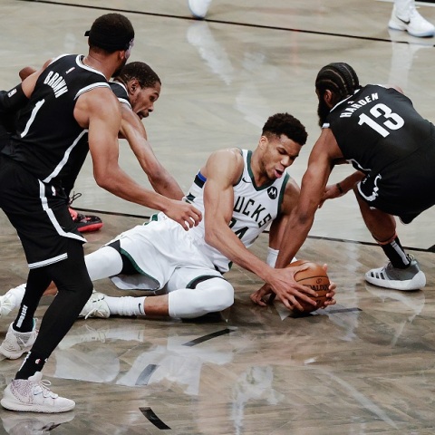 ΝΒΑ: Το Μιλγουόκι του Γιάννη Αντετοκούνμπο νίκησε τους Νετς σε ένα Game 7 που κρίθηκε στην παράταση (115-111) και προκρίθηκε στους τελικούς της Ανατολής.