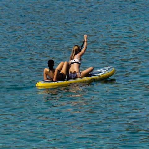 Μια 13χρονη χειρίστρια φουσκωτού κανό κινδύνευσε το Σάββατο στη θαλάσσια περιοχή Κομίτσας, στη Χαλκιδική. Άμεσα επενέβησαν δυνάμεις του Λιμενικού.