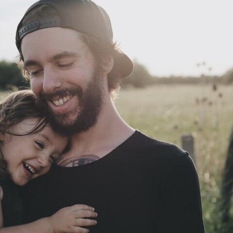 'Ενας μπαμπάς κρατάει αγκαλιά την κόρη του και γελάνε©StockSnap