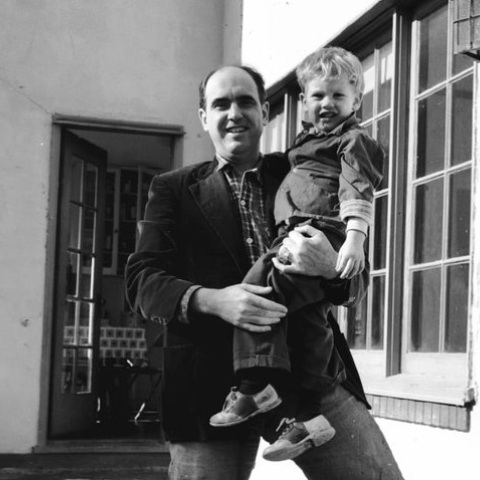 Γιορτή του Πατέρα 2021: Ο Νίκος Παπανδρέου, γιος του ιδρυτή του ΠΑΣΟΚ Ανδρέα Παπανδρέου, τιμά την επέτειο με μια νοσταλγική φωτογραφία από το μακρινό παρελθόν