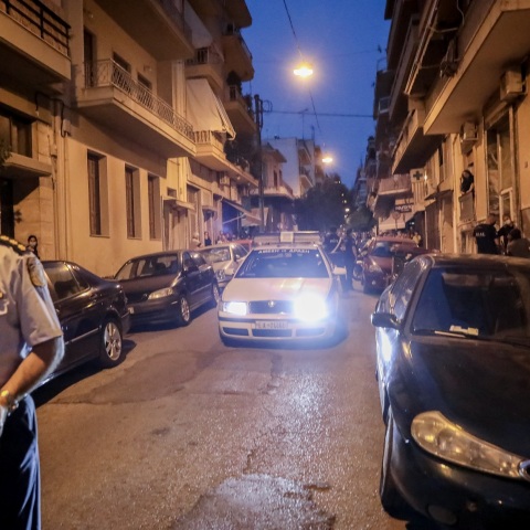 Κάτω Πετράλωνα: «Χτυπημένη, τρομαγμένη και ζητούσε βοήθεια», δηλώνει μάρτυρας μετά την καταγγελία για βιασμό γυναίκας που εργαζόταν ως καθαρίστρια σε σπίτι.