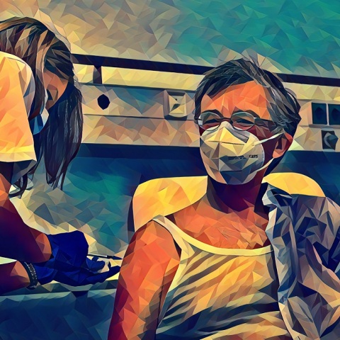 Ο Σωτήρης Τσιόδρας κατά τη διάρκεια του εμβολιασμού του