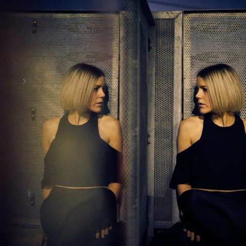 Γυναίκα που κοιτά τον εαυτό της στον καθρέφτη