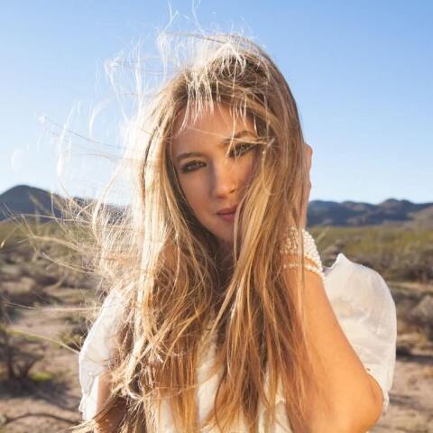 Η τραγουδοποιός Αθηνά Ανδρεάδη