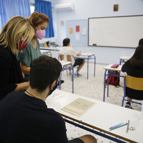 Πανελλήνιες 2021: Στιγμιότυπο από εξεταστικά κέντρα