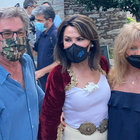 Η Γιάννα Αγγελοπούλου με την Γκόλντι Χον και τον σύζυγος της, Κερτ Ράσελ, στην εκδήλωση για τα εγκαίνια της εικαστικής έκθεσης «Πρώτη Σημαία» στο μοναστήρι του Ευαγγελισμού της Θεοτόκου στη Σκιάθο