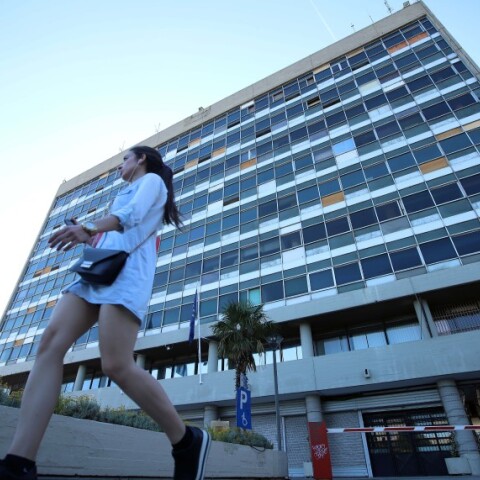 Μία κοπέλα περνάει έξω από το ΑΠΘ©Eurokinissi/ΚΩΝΣΤΑΝΤΙΝΙΔΗΣ ΓΙΩΡΓΟΣ