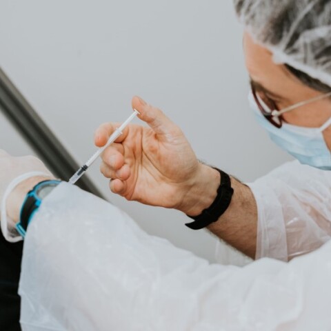 Γιατρός εμβολιάζει έφηβο©Unsplash/ Mat Napo