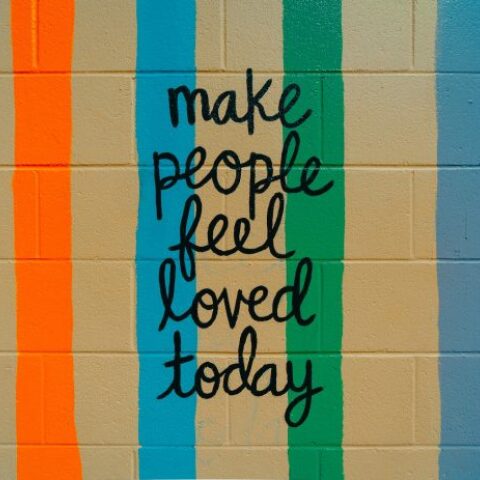 Σύνθημα σε πολύχρωμο τοίχο