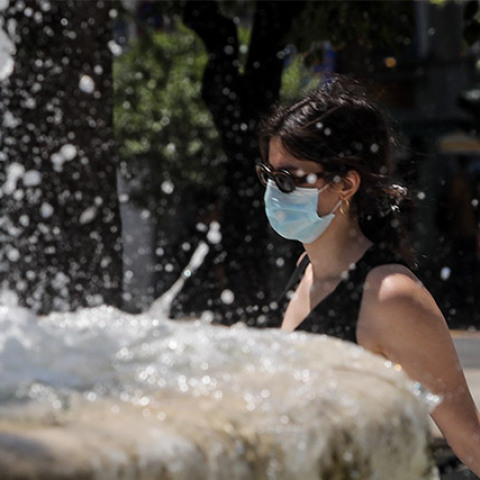 ΑΝΟΔΟΣ ΤΗΣ ΘΕΡΜΟΚΡΑΣΙΑΣ ΣΤΙΓΜΙΟΤΥΠΑ ΣΤΗ ΠΛΑΤΕΙΑ ΣΥΝΤΑΓΜΑΤΟΣ