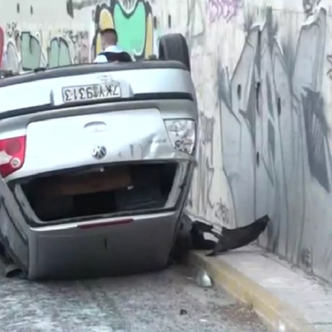 Αυτοκίνητο ανετράπη στη γέφυρα της Αμφιθέας 