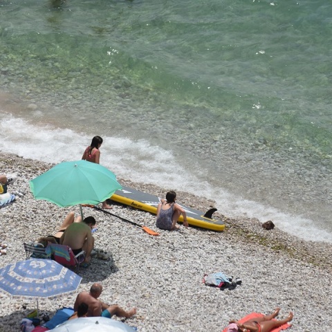 Αναζητώντας δροσιά στις παραλίες 